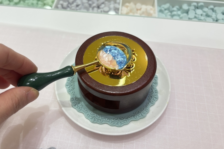 Podrás disfrutar de la experiencia de elaboración a tu propio ritmo mientras sostienes una bebida.