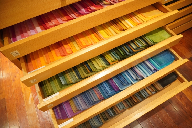 "Tengujo-shi" es un papel de colores vivos teñido mediante la mezcla de varios colores.