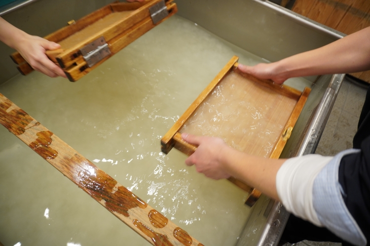 Parte del proceso de vertido. El agua mezclada con las materias primas se introduce profundamente en la tierra para entrelazar las fibras.