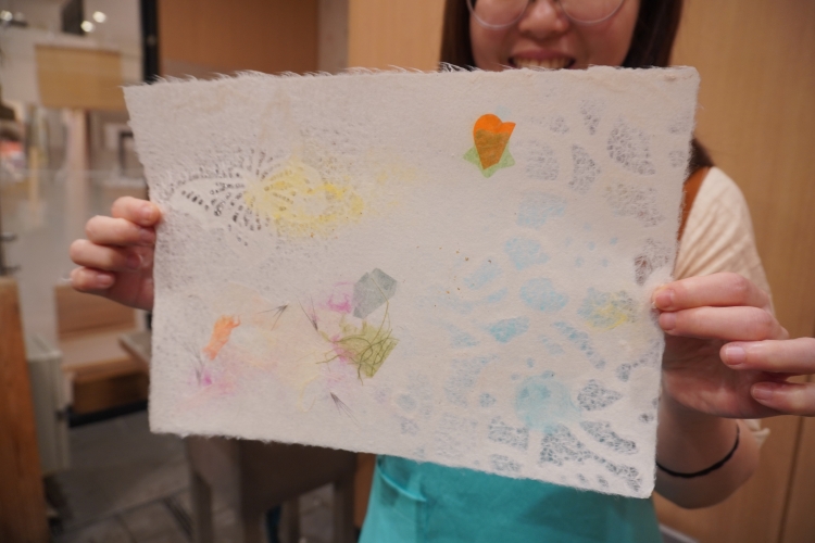 Papel washi diseñado con partes añadidas