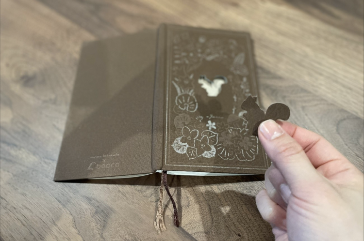 La serie de cuadernos "Ventana de Hokkaido" cuenta con una ventana que aparece al retirar el animal de la portada.