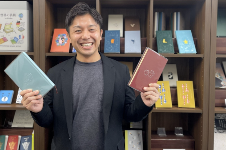 Imamura dice que cada vez que toma un libro, no puede evitar fijarse en las técnicas de encolado y encuadernación.