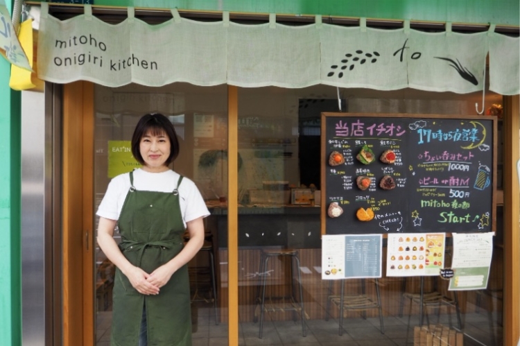 El propietario, Nakamura-san, le da la bienvenida con una cálida sonrisa.