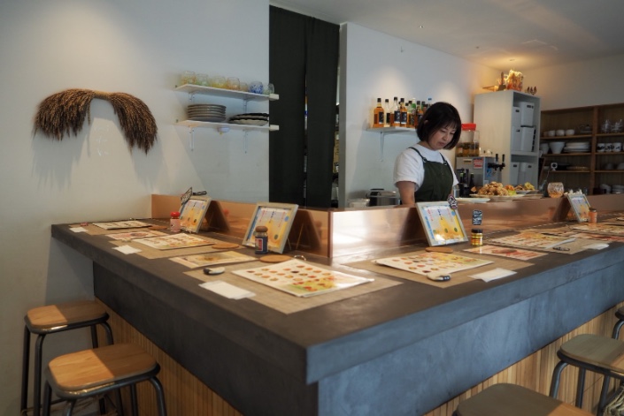 El restaurante consta exclusivamente de asientos en la barra.