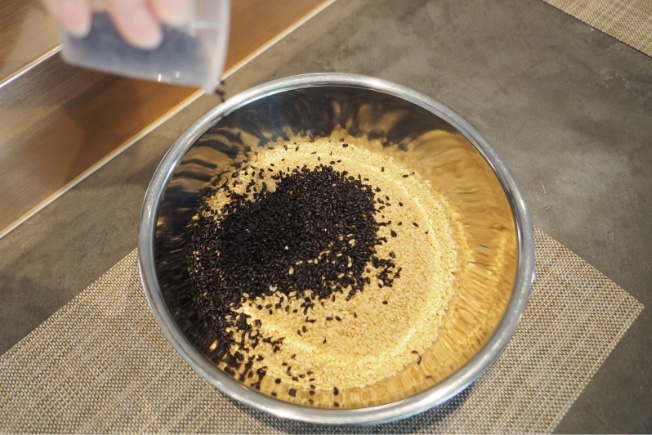 La mezcla original y saludable de arroz de Mitoho, elaborada con arroz negro y arroz integral (ambos de la variedad "Niko-maru").