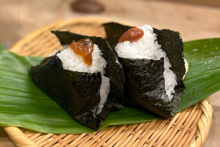 El "miso Nanban" (izquierda), elaborado mezclando chiles verdes, y las "ciruelas Fujigoro", caracterizadas por su fuerte acidez.