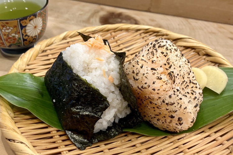El plato más popular, "Salmón a la parrilla desmenuzado a mano" (izquierda), y el "Queso crema Mentaiko sellado" recomendado por la abuela.
