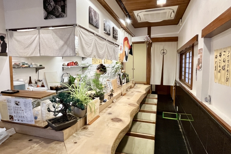 El mostrador de una sola pieza se ha transmitido de generación en generación desde la época en que el abuelo de Nana regentaba un restaurante de sushi.