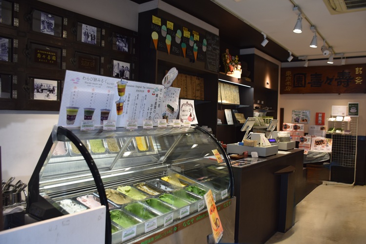 Instalamos un mostrador de helados y renovamos por completo el interior de la tienda para transformarla en una tetería especializada en dulces.