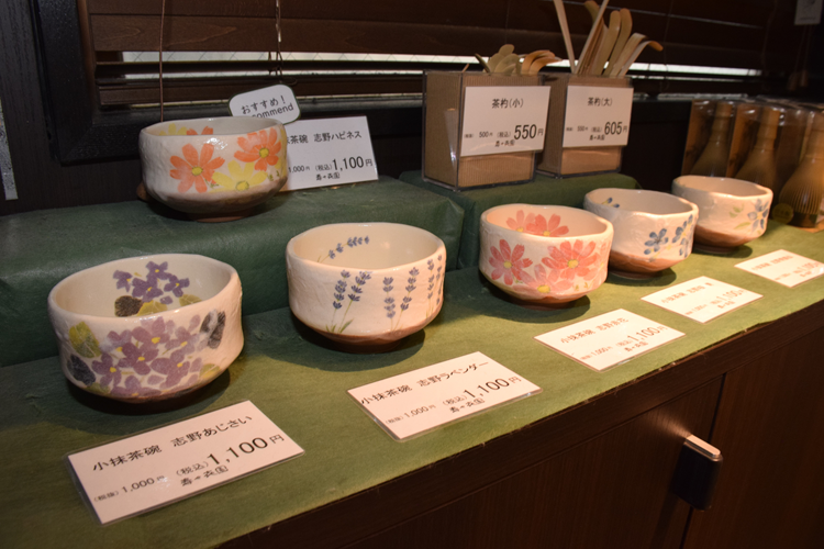 Para promover el atractivo de la cultura del té, también vendemos utensilios para el té y otros artículos para la ceremonia del té.