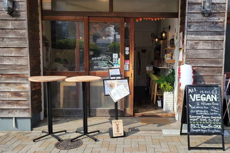 El exterior tiene un ambiente cálido y acogedor gracias al uso de la madera. Busca el letrero escrito a mano.