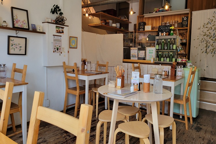 Un interior cálido y acogedor que exhibe adorables adornos y accesorios.