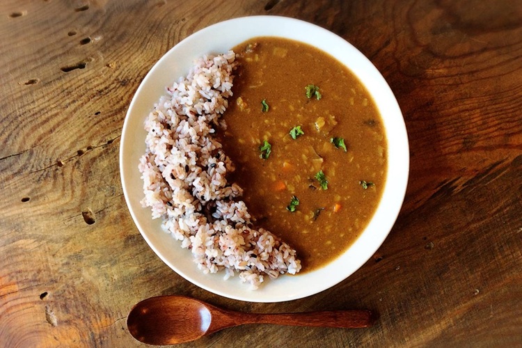 Un curry vegano suave y reconfortante. El rico sabor de las verduras cocinadas a fuego lento se extiende por todo el plato.