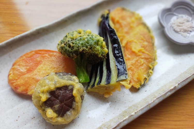 Esta tempura es popular incluso entre los turistas extranjeros. Es un plato del que estamos orgullosos, ya que prestamos mucha atención a la textura y el color.