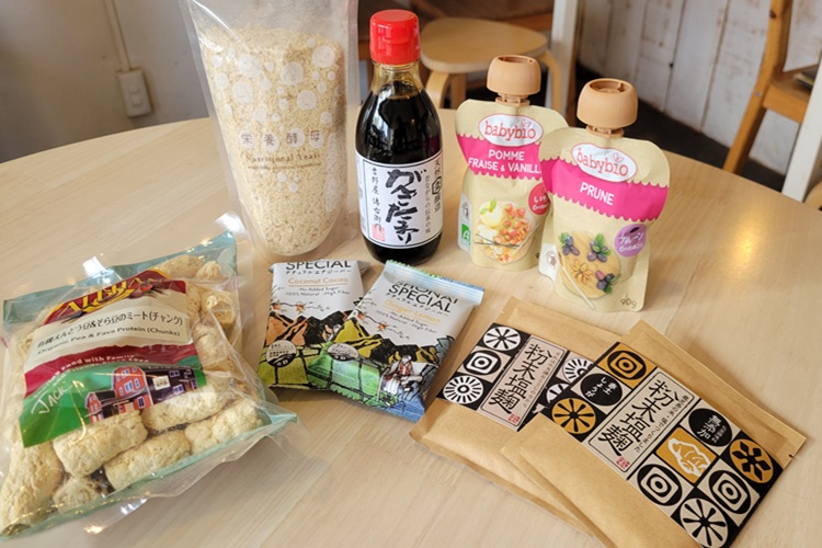 Ingredientes y condimentos veganos a la venta en la tienda.