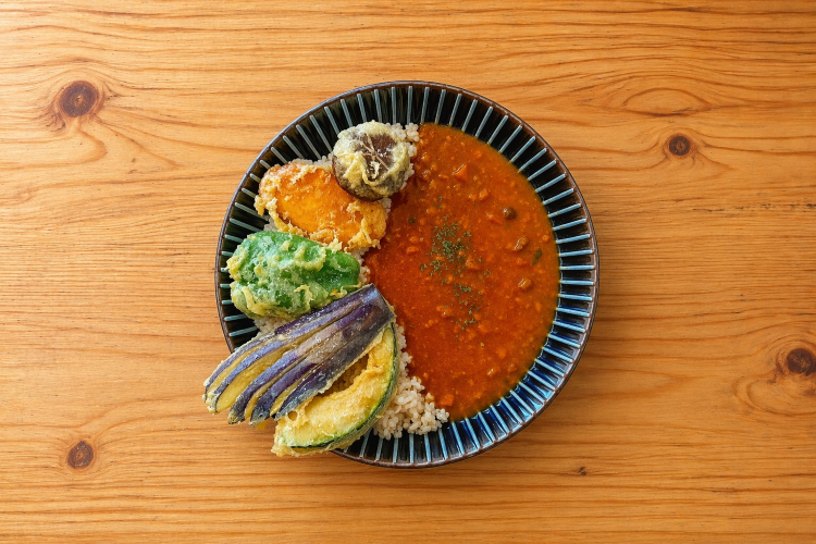 El "Curry de Tempura de Verduras", con su énfasis en los colores vibrantes, también resulta visualmente atractivo.