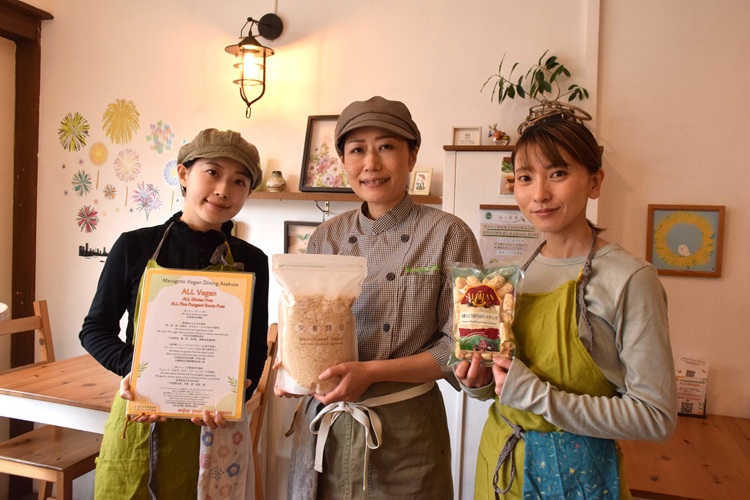 De izquierda a derecha: Rin, Koyama y Yoshida.