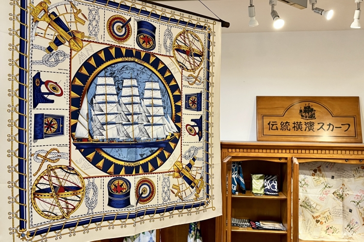 Una bufanda inspirada en la imagen de la ciudad portuaria de Yokohama. Un clásico que ha sido apreciado durante 30 años.