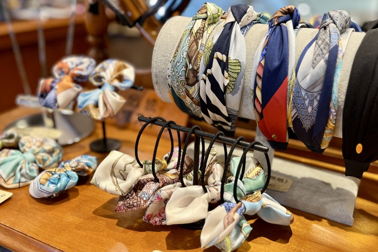 Los accesorios para el cabello, como las diademas hechas con tela de pañuelo, también son populares.