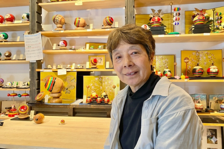Yukiko, la esposa de Sadaemon Yamamoto, miembro de la tercera generación de la familia, es instructora de peonzas.