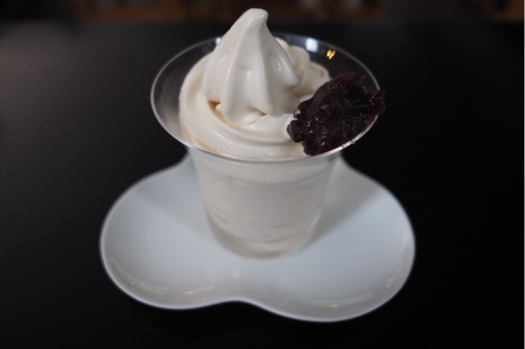 "Helado suave de caldo de algas saladas (con 'Kobushari' de Gokan)" - disponible exclusivamente en la tienda principal de Yodoyabashi.