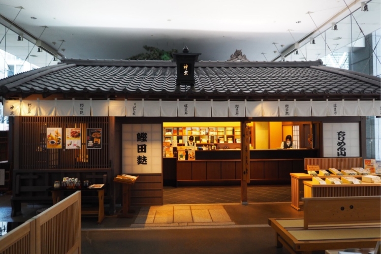El interior tiene un ambiente tranquilo que recuerda a los edificios de la era Meiji o anteriores.