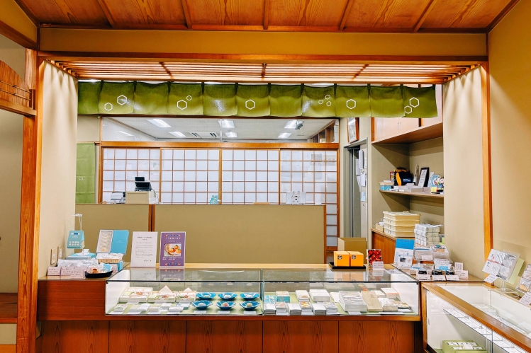 El interior de "Kyogashi Tsukasa Suetomi", una tienda que lleva en funcionamiento más de 130 años.
