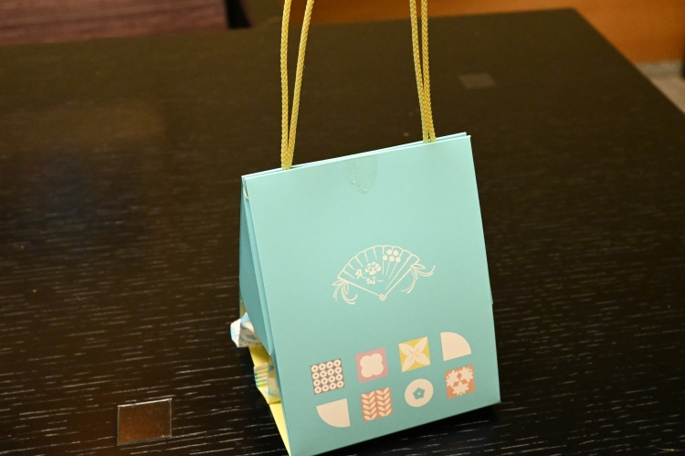 El envase con forma de bolsa de mano utilizado para el dorayaki "Kyo no Hanaougi"