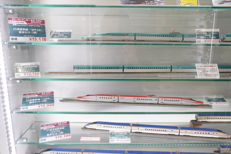 Los trenes Shinkansen de JR East, como el Hayabusa, el Komachi y el Kagayaki, también son muy populares.