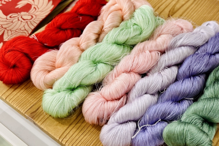 Hilo de seda blanca elaborado a partir de capullos de gusanos de seda, teñido con tintes.