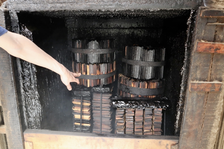 En el proceso de ahumado no hay descanso. Se añaden virutas de madera al fuego todos los días, sin falta.