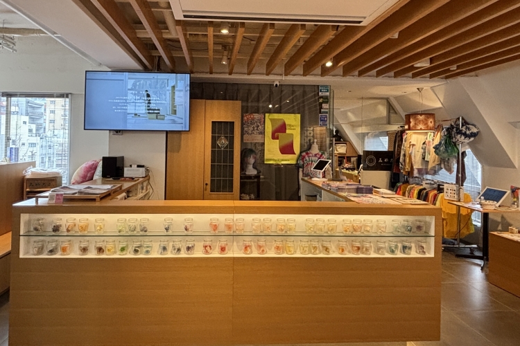 Un vistazo al interior del espacio de trabajo y tienda "somenova", donde se realizan experiencias de teñido.