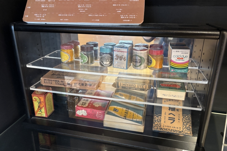La exposición presenta botellas de vidrio de tinte "Miyako-zome", que se vendían en la época de la fundación de la empresa.