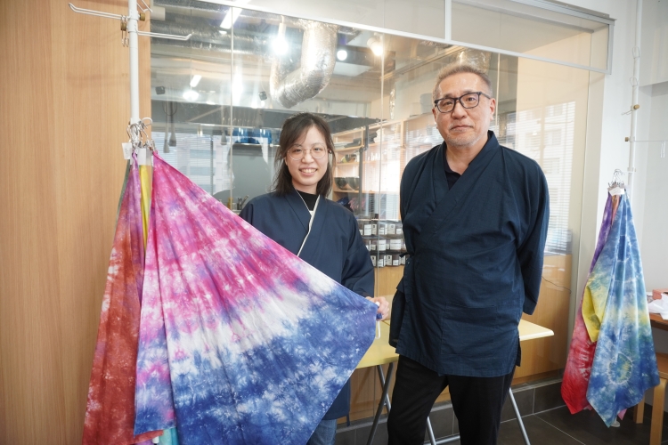 La empleada Megumi Saito (izquierda) y el presidente y director ejecutivo Shinichi Aoyama (derecha)