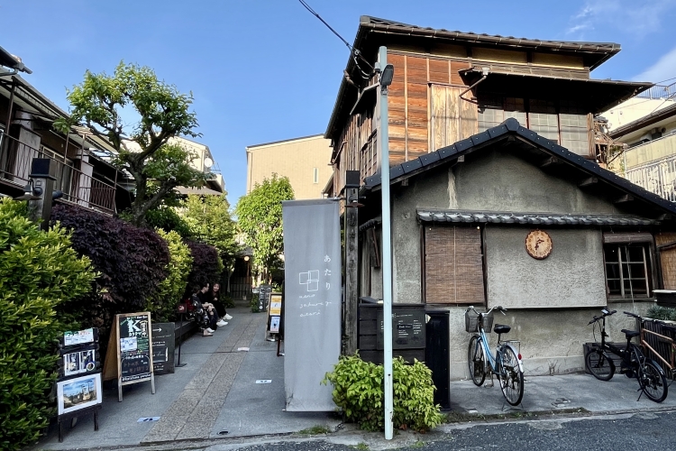 "Ueno Sakuragi Atari" es una zona renovada de casas antiguas. El edificio de la derecha es "Yanaka Beer Hall".