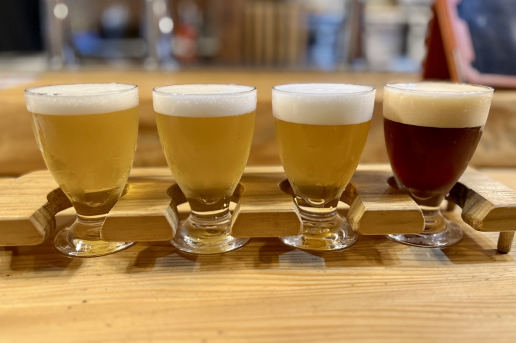 Un "kit de degustación" que permite probar pequeñas cantidades de cuatro cervezas diferentes.