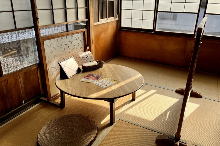 La zona de estar con suelo de tatami en el segundo piso desprende una fuerte sensación de ambiente tradicional japonés.