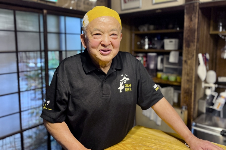 El señor Shinbo, propietario del "Yanaka Beer Hall", recibe a sus clientes con una hospitalidad sencilla.