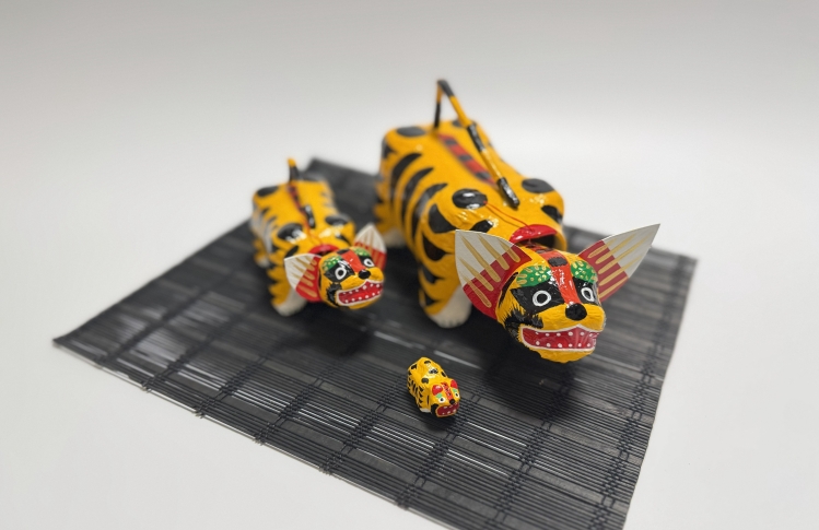 Un tigre cabezón y un tigre miniatura del tamaño de la palma de la mano adornarán el Festival de Niños.