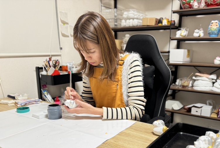 Tomoko Miura trabajando diligentemente.