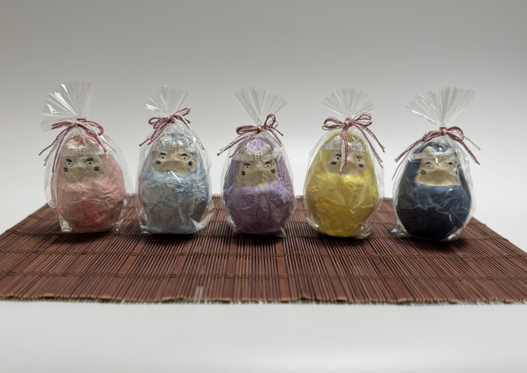 Lindas "muñecas daruma washi de colores" hechas con papel washi de Yame.