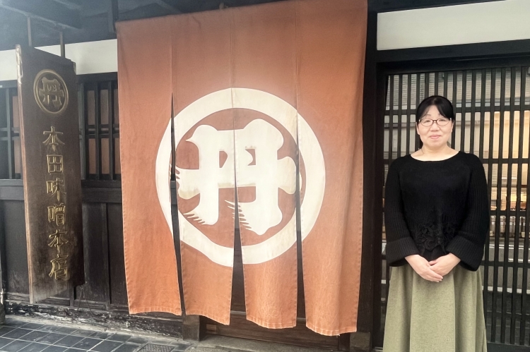 El Sr. Tanaka, gerente de ventas de la tienda principal de Honda Miso