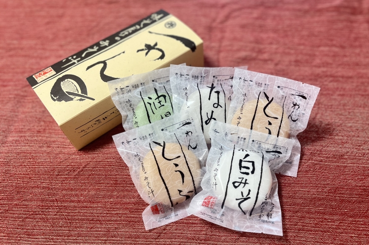 "Sopa de miso en un tazón" (Cuatro variedades disponibles: tofu, tofu frito, setas nameko y miso blanco Saikyo)