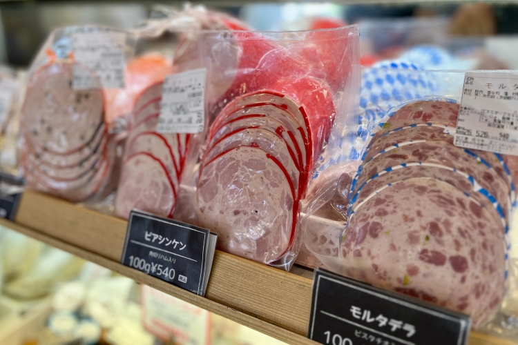 También venden jamón casero en lonchas que se puede comer tal cual, como el "Jamón a la cerveza", que contiene jamón cortado en dados.