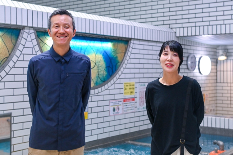 Hideo y Harumi Nishide, los propietarios de tercera generación de "Kyoto Tamano-yu".