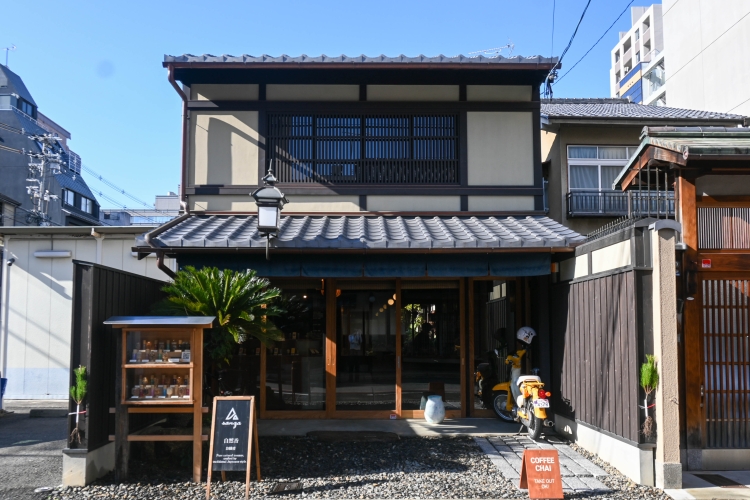 Una encantadora casa adosada de Kioto con 120 años de antigüedad, ubicada en el distrito de Nakagyo, en la ciudad de Kioto.