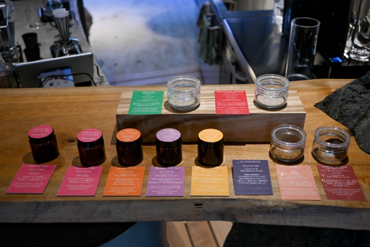 Puedes oler los aromas de las 11 opciones diferentes y encontrar tu taza favorita.