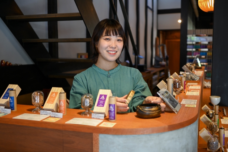 Mayuko Koyama, la gerente de la tienda, también es una experta en fragancias.