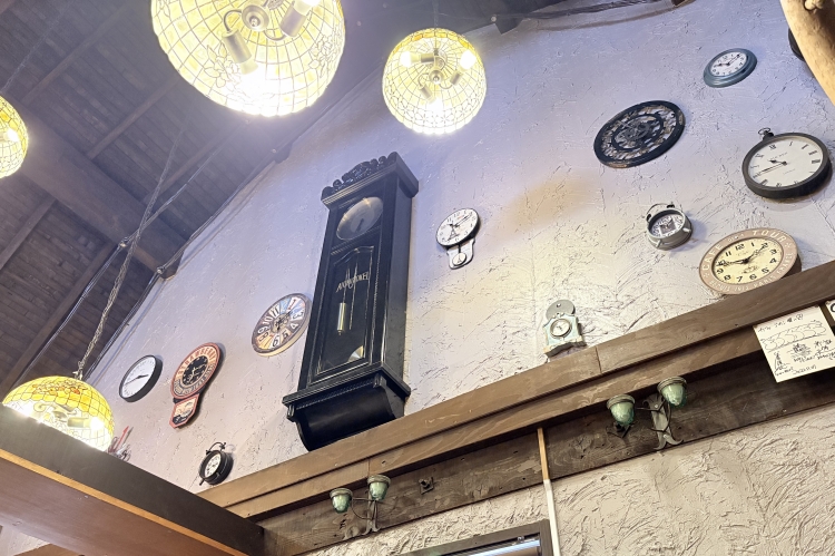 Los relojes antiguos que adornan toda la pared fueron heredados de la antigua tienda.