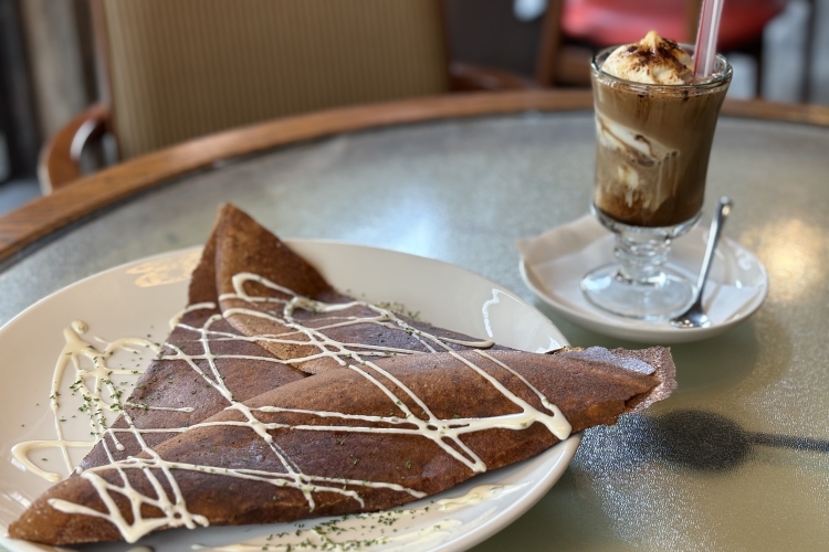 Nuestro plato estrella son las galettes, y también ofrecemos batidos de café elaborados con helado suave casero de "Yamanaka Milk".